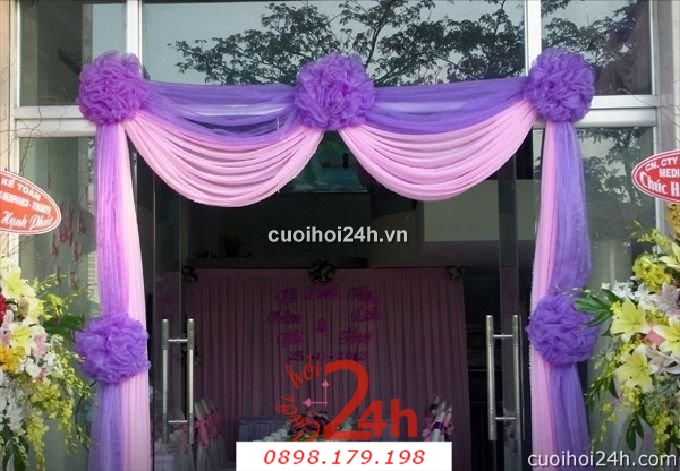 Dịch vụ cưới hỏi 24h trọn vẹn ngày vui chuyên trang trí nhà đám cưới hỏi và nhà hàng tiệc cưới | Cổng hoa vải tông màu tím vải voan